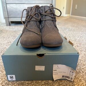 NWT Toms Kala Dusty Gold Star Suede Shoes